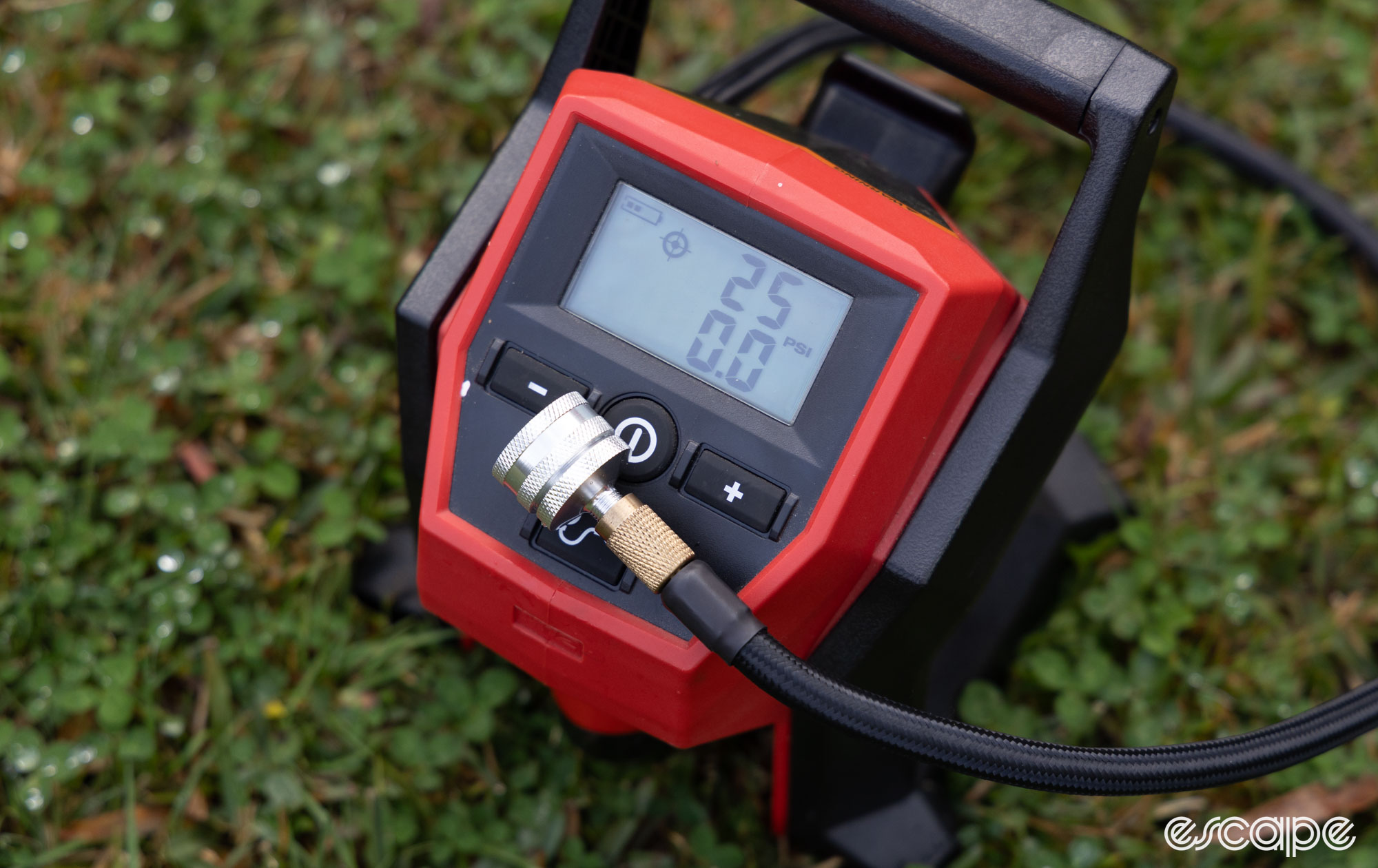 Best-portable-cordless-tyre-inflators-threaded-2024-dave-rome-14