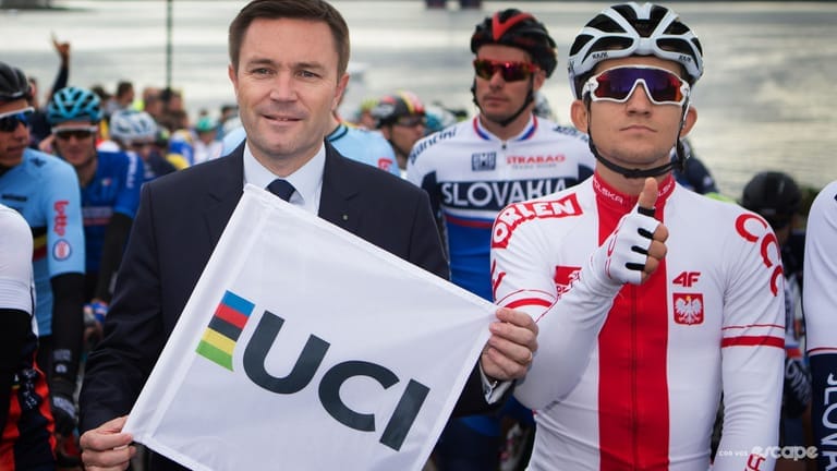 UCI confirms handlebar rules and bans some aero helmets